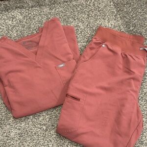 Figs Salmon Scrub Ensemble